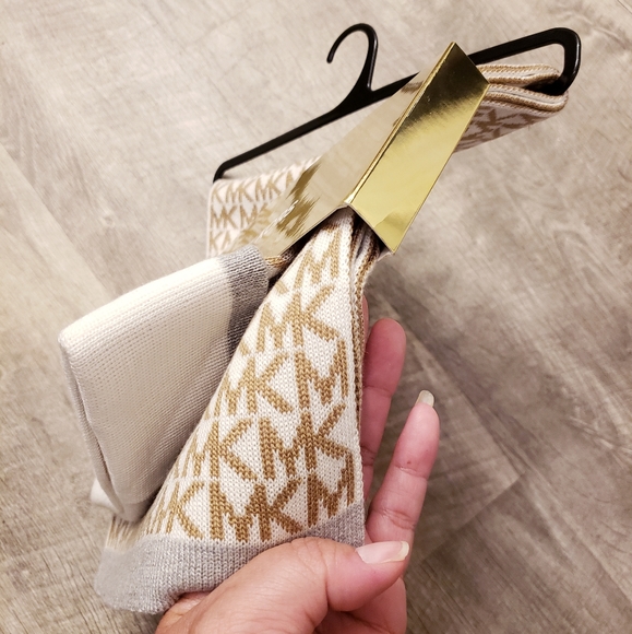 🆕️ Michael Kors Logo Scarf & Hat Gift 🎁 Set - Picture 11 of 13